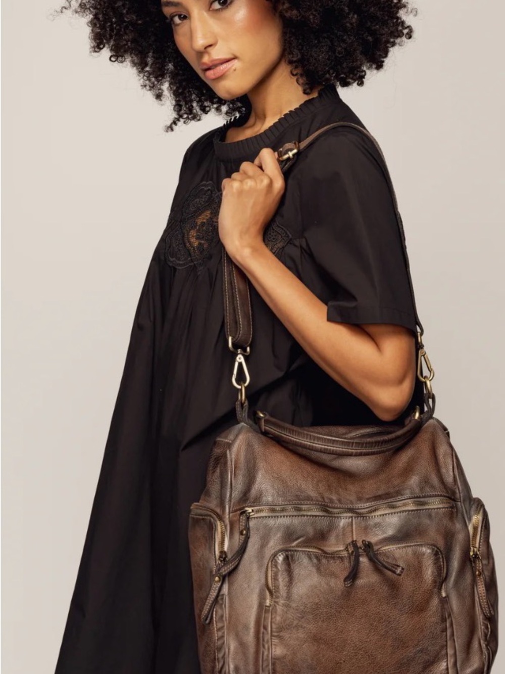 Vintage-Inspired Brown Leather Shoulder Bag - Picture 4 of 13